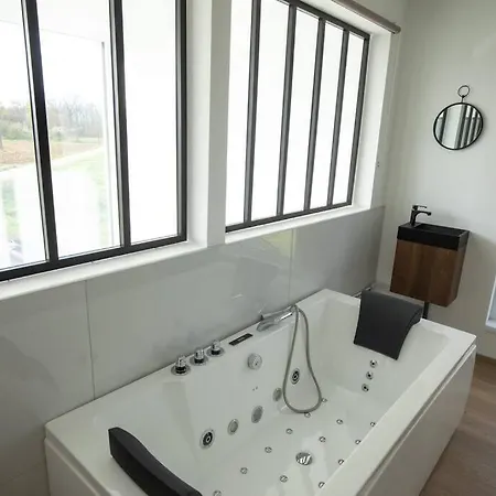 8 Pers, Jacuzzi & Sauna Villa *